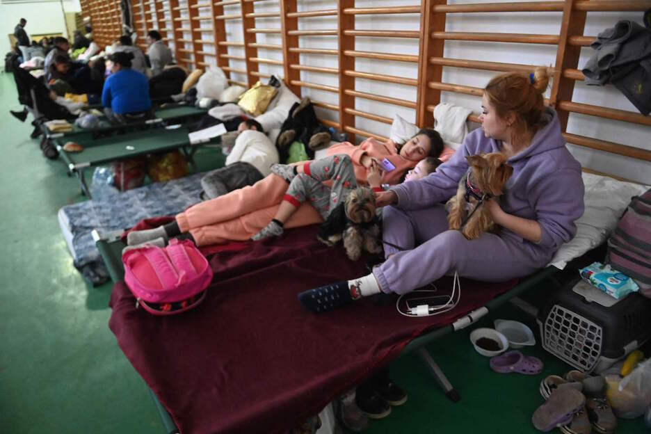 Ucranianos en el centro de refugiados temporales en una escuela primaria local en Tiszabecs, este de Hungría. 