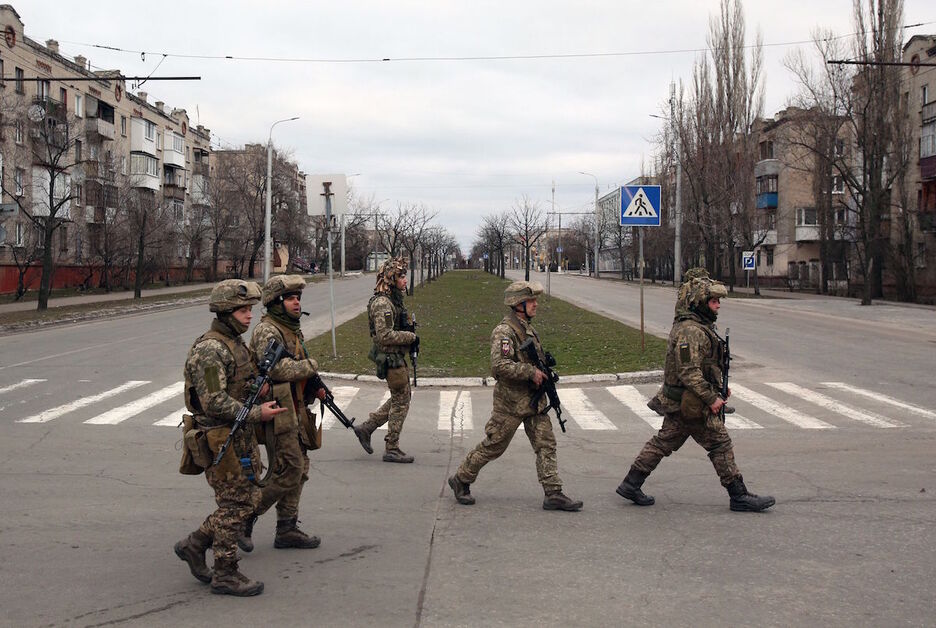 Militares de las fuerzas militares ucranianas caminan en la pequeña ciudad de Sievierodonetsk, Óblast de Lugansk 