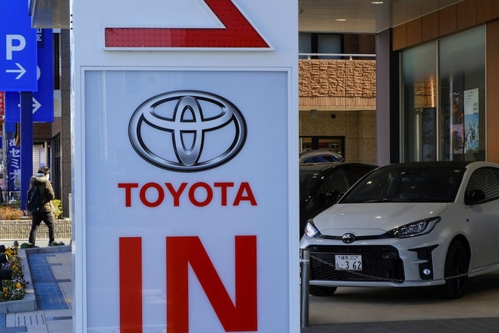 El logotipo de Toyota en un concesionario de automóviles de Tokio.