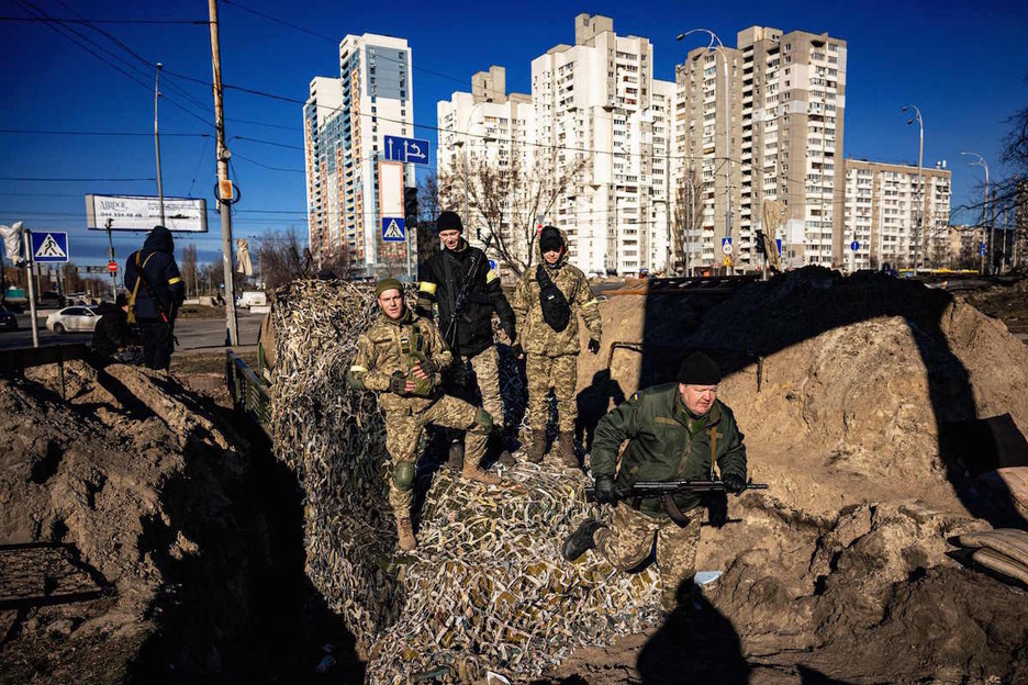 Voluntarios ucranianos preparan una trinchera en Kiev. 