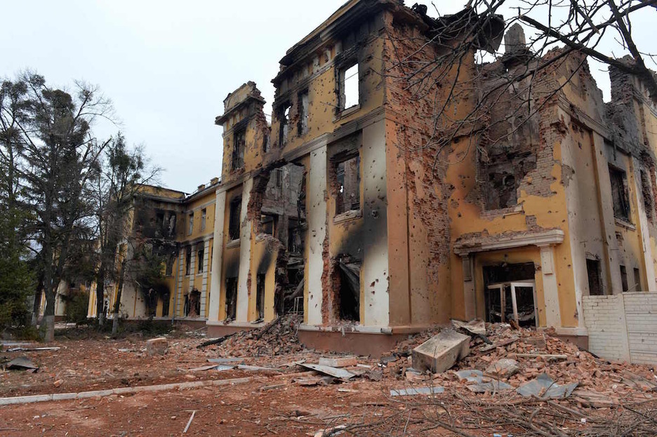 Una escuela destruida como resultado de una batalla cerca de Jarkiv.