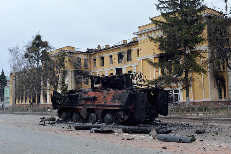 Vehiculo blindado de transporte ucraniano destruido en un combate cerca de Jarkiv. 