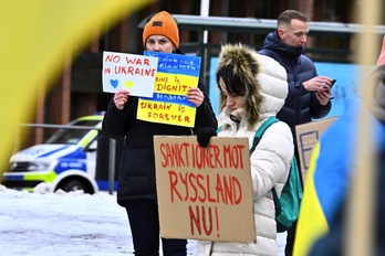 Maniifestantes piden sanciones para Rusia ante la embajada de este país en Estocolmo, Suecia.