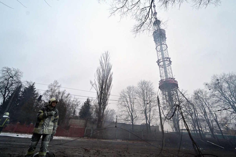 Un bombero en las inmediaciones de la torre de televisión de Kiev, donde han caído varios proyectiles rusos. 