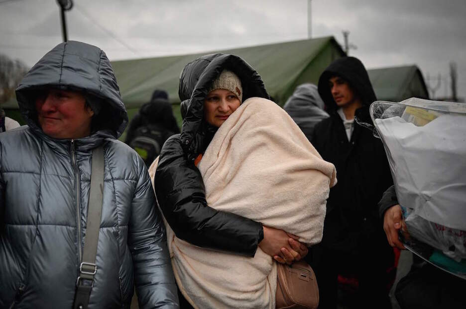 Refugiados ucranianos esperan transporte en la frontera con Moldavia.