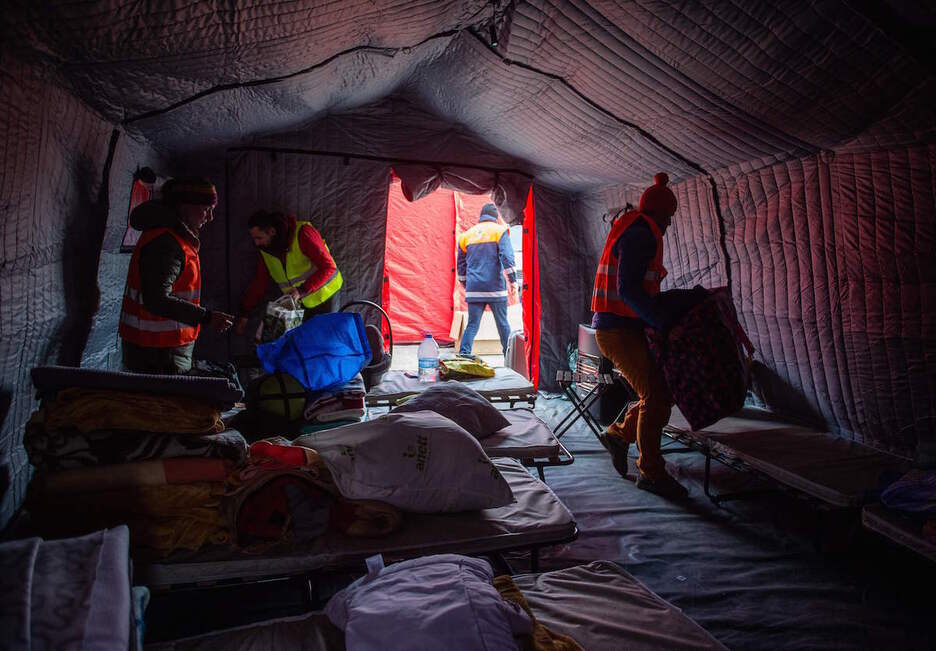 Voluntarios preparan camas para acoger a refugiados ucranianos en Eslovaquia.