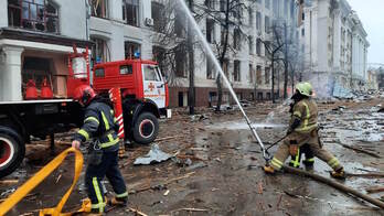 Bomberos de Jarkov intervienen para apagar un fuego en la sede de la Policía regional.