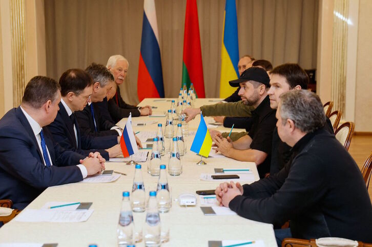 Reunión entre las delegaciones rusa y ucraniana el lunes en la localidad bielorrusa de Gomel.