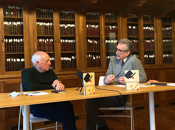 Anjel Lertxundi y Jorge Giménez Bech conversan sobre el libro. 
