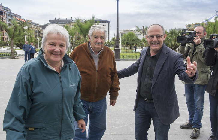 Lucía Topolansky, junto a Pepe Mujica, en su visita a Donostia en 2015.