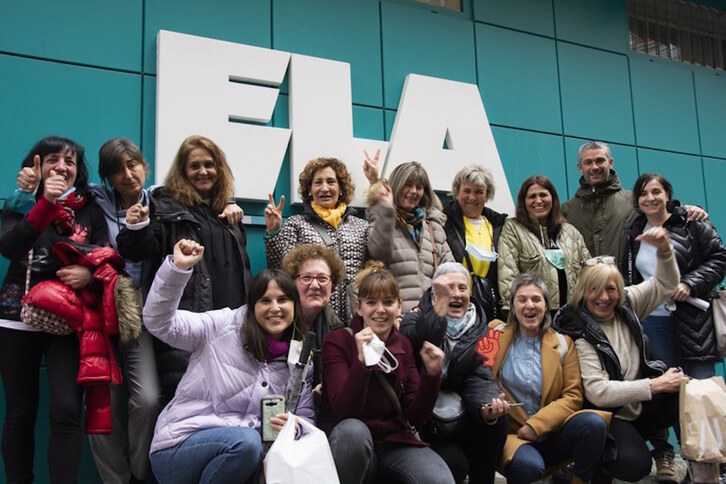 Las trabajadoras de la limpieza del IMQ celebrando la sentencia que anula sus despidos.