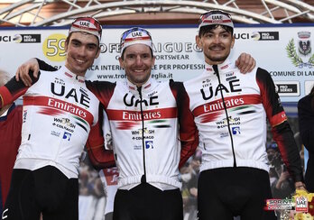  Juan Ayuso,  Jan Polanc y Alessandro Covi, en el podio del Trofeo Laigueglia.