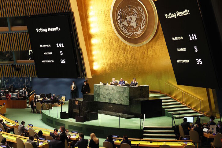 Aspecto general de la Asamblea General de la ONU, con la votación en las pantallas.