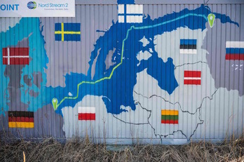 Mapa del gasoducto Nord Stream 2, paralizado actualmente, pintado en un contenedor de Lubmin (Alemania).