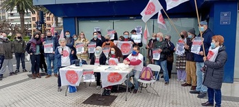 La concentración que se ha llevado a cabo este jueves ante la delegación del Gobierno de Lakua en Donostia.