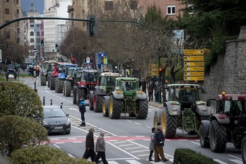 Más de 200 tractores han recorrido el centro de Iruñea para exigir respeto y un futuro para el sector primario navarro.