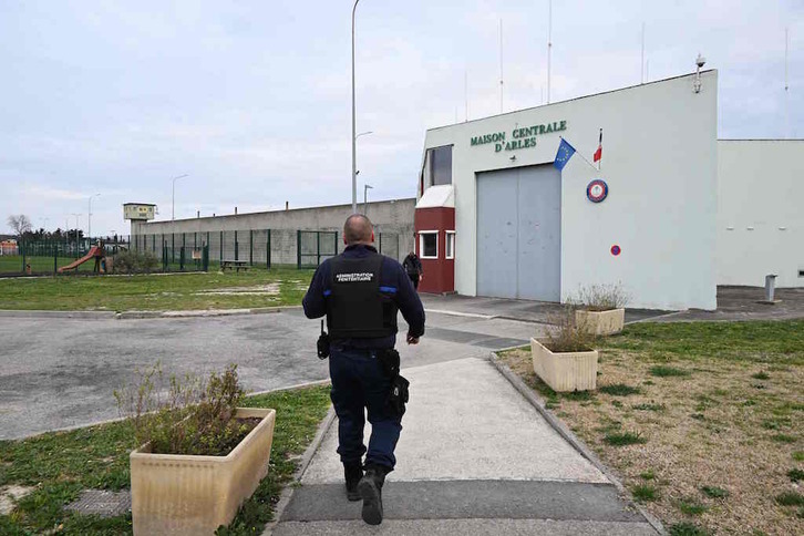 Un funcionario a la entrada de la prisión de Arles, en la que se produjo la «tentativa de asesinato» de Yvan Colonna.