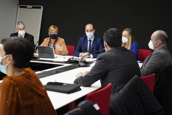 La consejera Arantxa Tapia se ha reunido este jueves con representantes de clústres empresariales vascos.