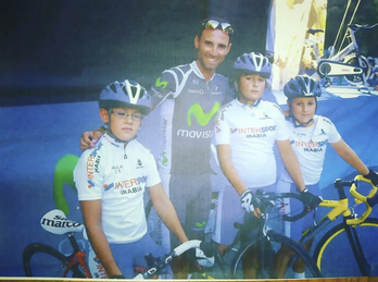 Igor Arrieta, con el maillot del mejor joven en un podio de O Gran Camiño con Valverde de amarillo.