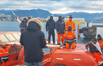 Korsikako marinelek blokeoa gauzatu dute Aiacciun jendarmeen lurreratzea oztopatzeko xede.