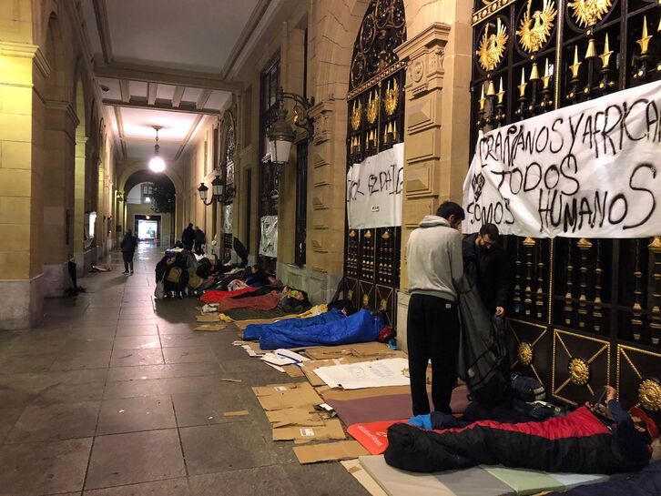 El invierno pasado personas sin hogar y miembros de Harrera Sarea pernoctaban en los soportales de la Diputación todos los jueves.