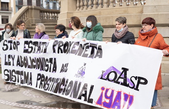 Euskal Herriko Feminista Abolizionisten Koordinakundeak prostituzio sistemaren lege abolizionista bat eskatu du Iruñean.