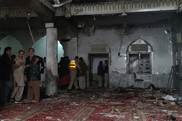 Heridos y supervivientes en el atentado contra la mezquita chií en Peshawar.