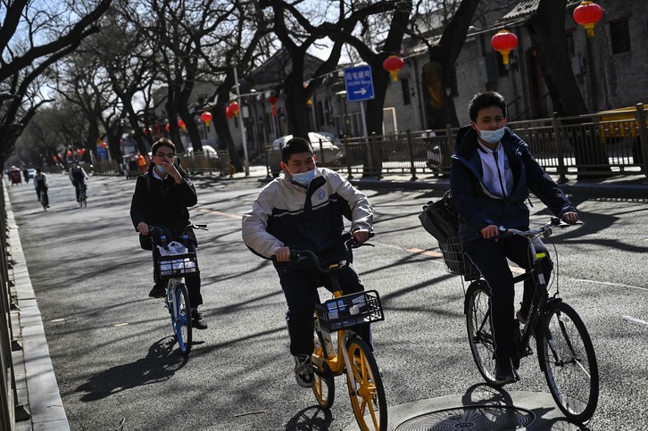La OMS aconseja a los municipios acondicionar espacios para caminar y andar en bici.