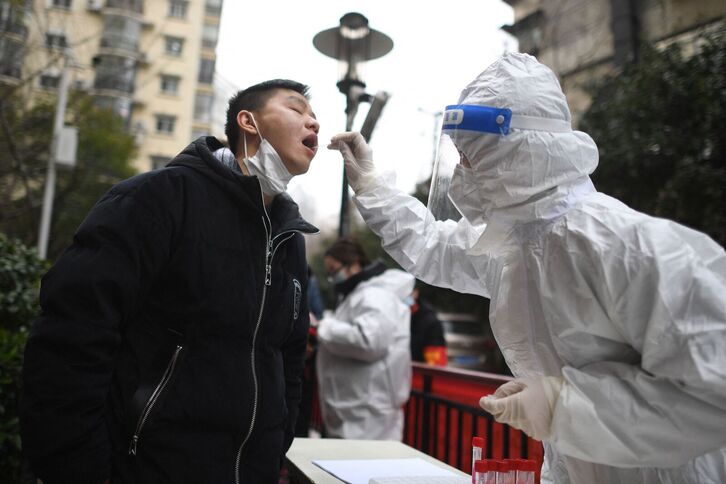 Un hombre se realiza una prueba PCR en Wuhan. 