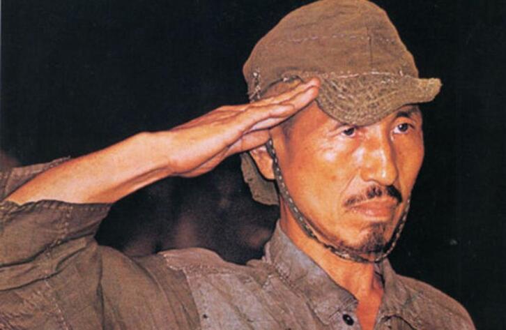 Hiroo Onoda durante su rendición en 1974. 