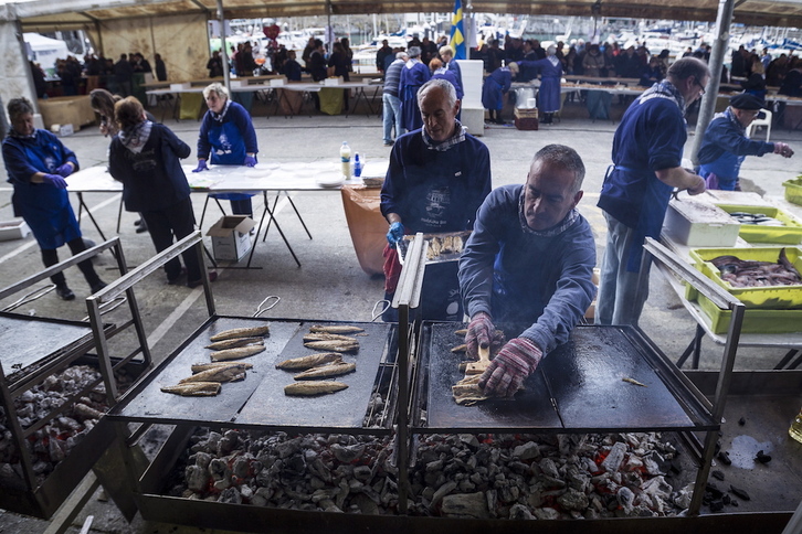 Gizon bat berdelak sukaldatzen ari da 2019ko Berdel Egunean. 