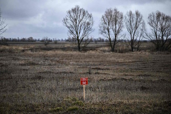 Un cartel señala el peligro por minas en un campo otrora utilizado para cultivar trigo y maíz en Ucrania. 