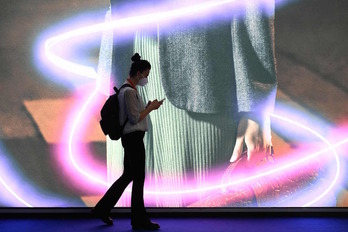 Una joven utiliza un teléfono inteligente en el MWC de Barcelona. 