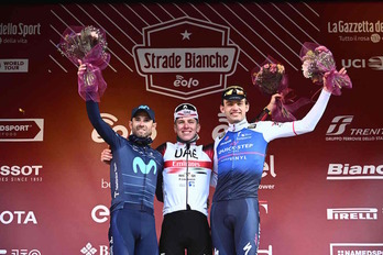 Valverde, Pogacar y Asgreen, felices en el podio de la Strade Bianche.