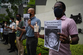 Activistas contra la pena de muerte protestan contra la inminente ejecución de Nagaenthran K. Dharmalingam frente a la Embajada singapurense en Kuala Lumpur.