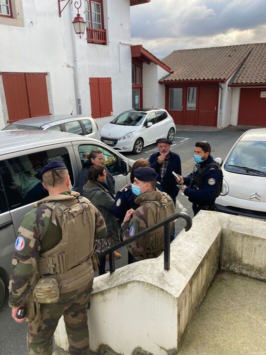 Momento en el que el alcalde, Filipe Aramendi, dialoga con la Policía francesa ante la presencia de militares.
