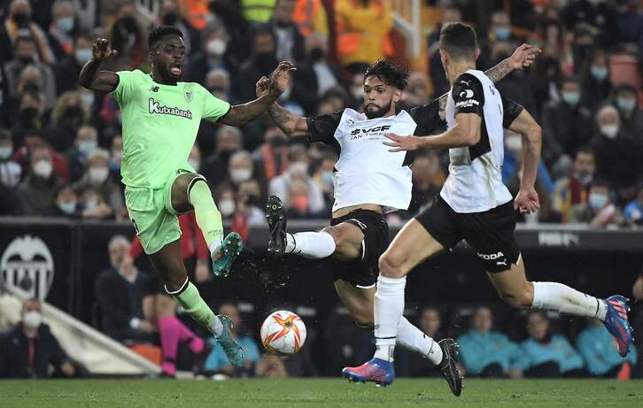 Williams trata de recuperar un balón dividido ante Alderete en la eliminatoria copera disputada en Mestalla. 