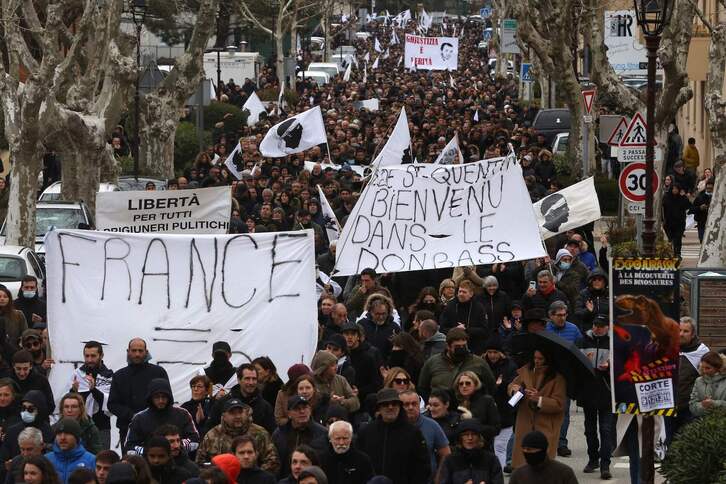 Miles de personas se han manifestado en Corti tras la brutal agresión que sufrió el pasado miércoles en prisión Yvan Colonna.