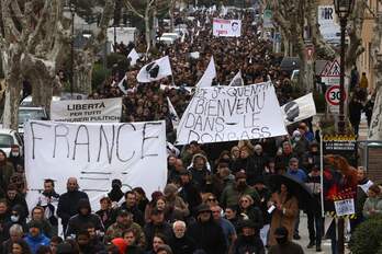 Miles de personas se han manifestado en Corti tras la agresión que sufrió el pasado miércoles en prisión Yvan Colonna.