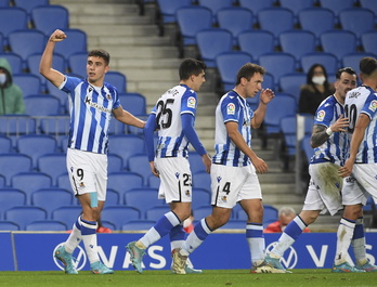 Jon Karrikaburu celebra el gol de la victoria ante el Málaga de un Sanse que se sintió apoyado por la grada.