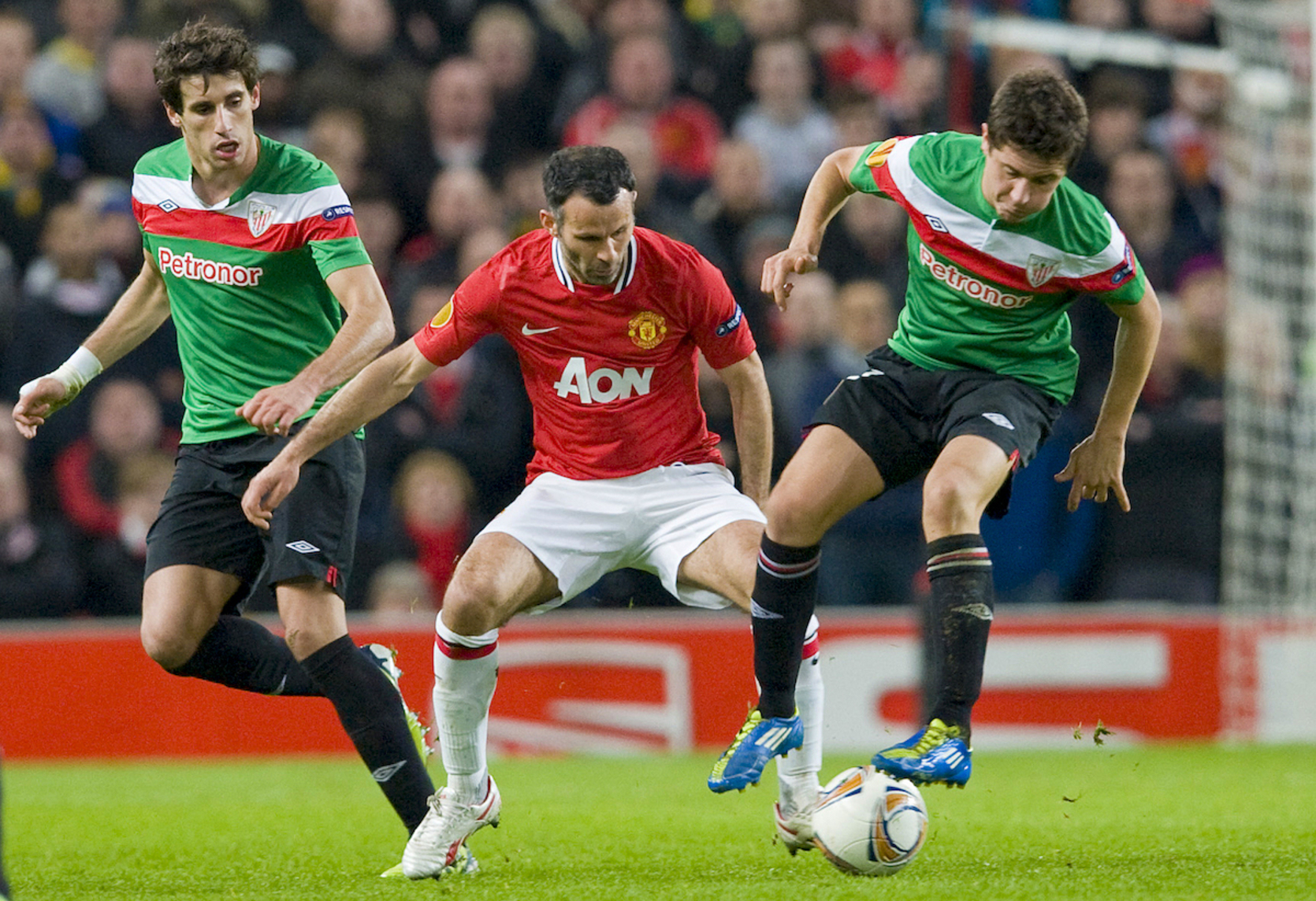 Ander Herrera, con la ayuda de Javi Martínez, trata de mantener la posesión ante la presión de Giggs