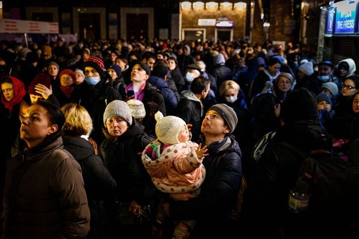 Cientos de ciudadanos esperan a subirse a un tren en Kiev.