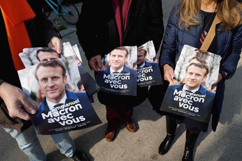 Partidarios de Macron con carteles de su candidatura, en París-