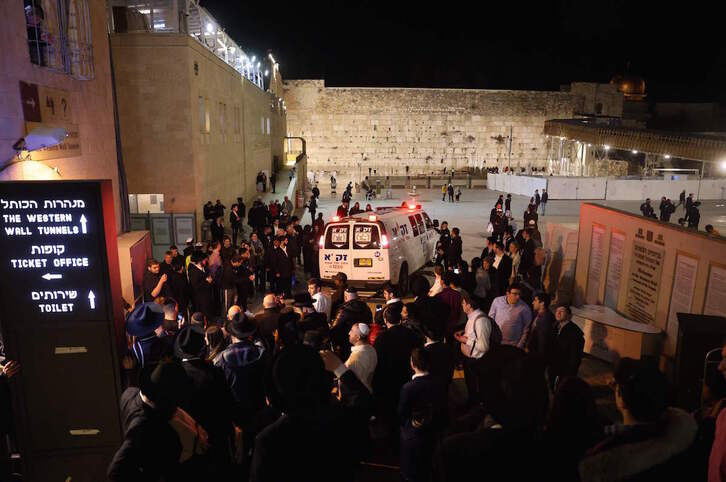 Un vehículo de emergencia sanitaria junto al Muro de las Lamentaciones de Jerusalén.