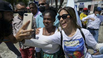 Francia Márquez, precandidata presidencial por el Polo Democrático, posa para un selfi con una simpatizante en Tuluá, Colombia, el 22 de febrero.