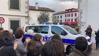 Vecinos de Urruña salieron a la calle a apoyar a los electos y a los migrantes, el sábado en Urruña.