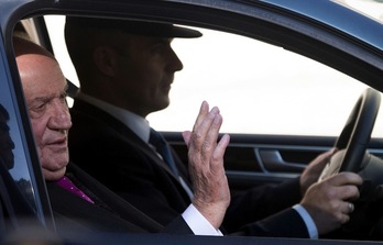 Juan Carlos de Borbón abandona en coche el Parlamento, en Madrid, tras un acto de conmemoración del 40º aniversario de la Constitución española el 6 de diciembre de 2018.