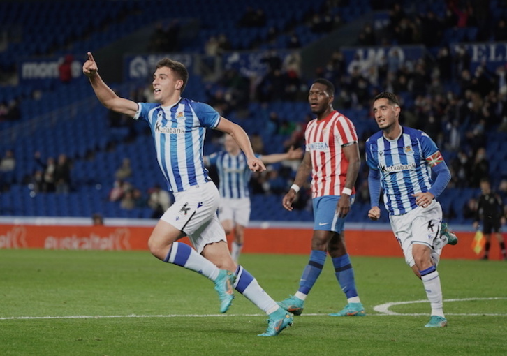 Karrikaburu, bigoleador ante el Sporting, celebra el 1-0, que llegaba en la última jugada del primer tiempo.