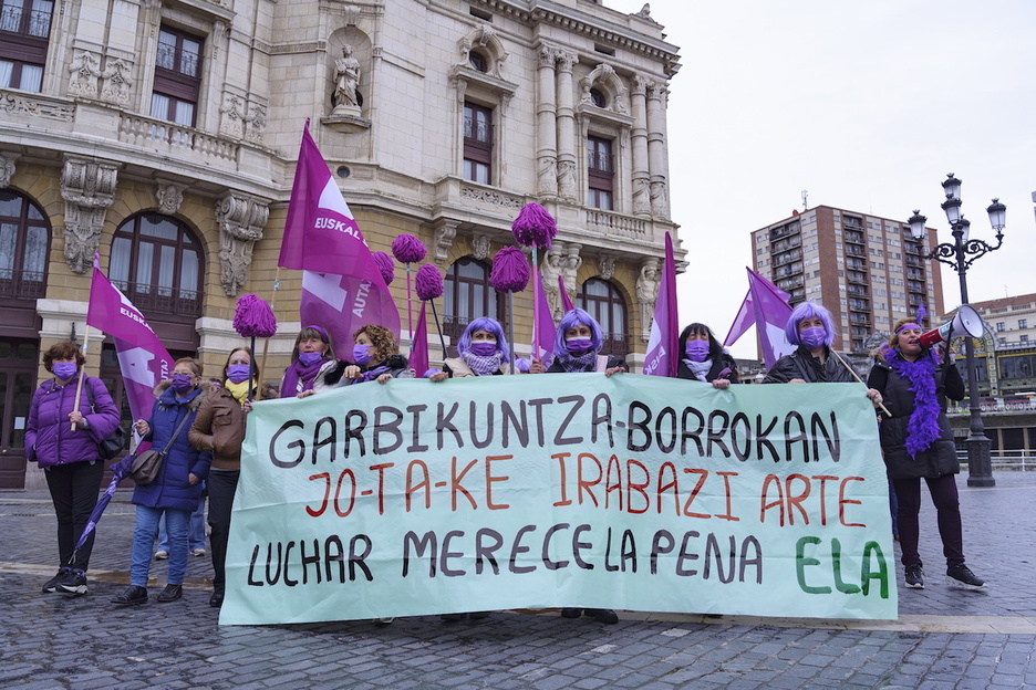 Borrokan dauden hainbat enpresetako garbitzaileen elkarretaratzea Bilbon.