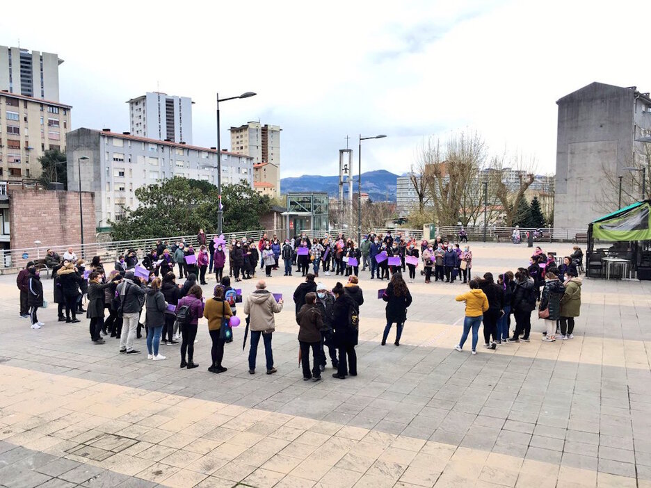 Berdinotxar talde feministak deitutako elkarretaratzea Bilboko Otxarkoaga auzoan.